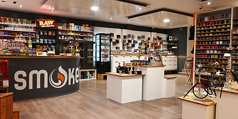 Innenaufnahme der Smokee Filiale Aarau mit grossem Sortiment an Vape-, Shisha- und Tabakprodukten sowie zentralem Servicebereich.