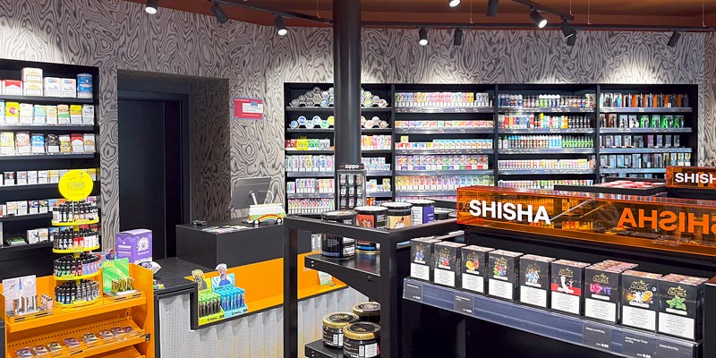 Einblick in die Smokee Filiale Thun mit modernen Regalen, Shisha-Produkten, Vapes und strukturiertem Shoplayout.