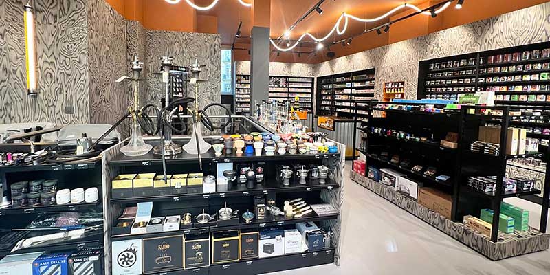 Innenaufnahme der Smokee Filiale Z&uuml;rich mit modernen Regalen, Shisha-Zubeh&ouml;r, Vape-Produkten und strukturierter Shopgestaltung.