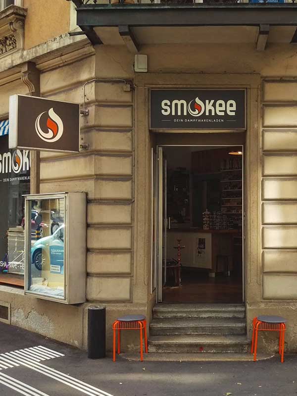 Eingang der ersten Smokee Filiale in Luzern an der Moosstrasse, dem ursprünglichen Standort aus den Anfangsjahren des Unternehmens.
