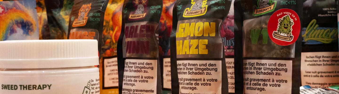 Mehrere CBD-Blütenprodukte verschiedener Marken im Regal eines Schweizer Headshops