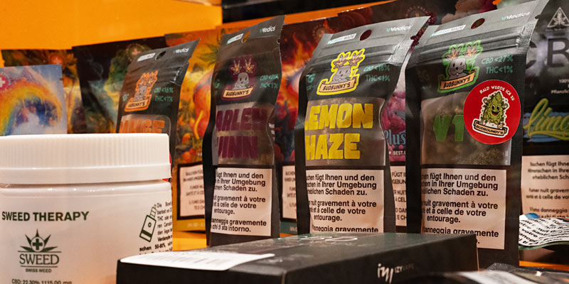 Mehrere CBD-Blütenprodukte verschiedener Marken im Regal eines Schweizer Headshops