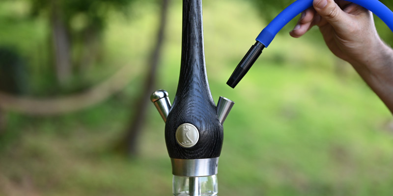 Shisha-Schlauch, der in die Schlauchöffnung der Shisha-Base eingeführt wird.