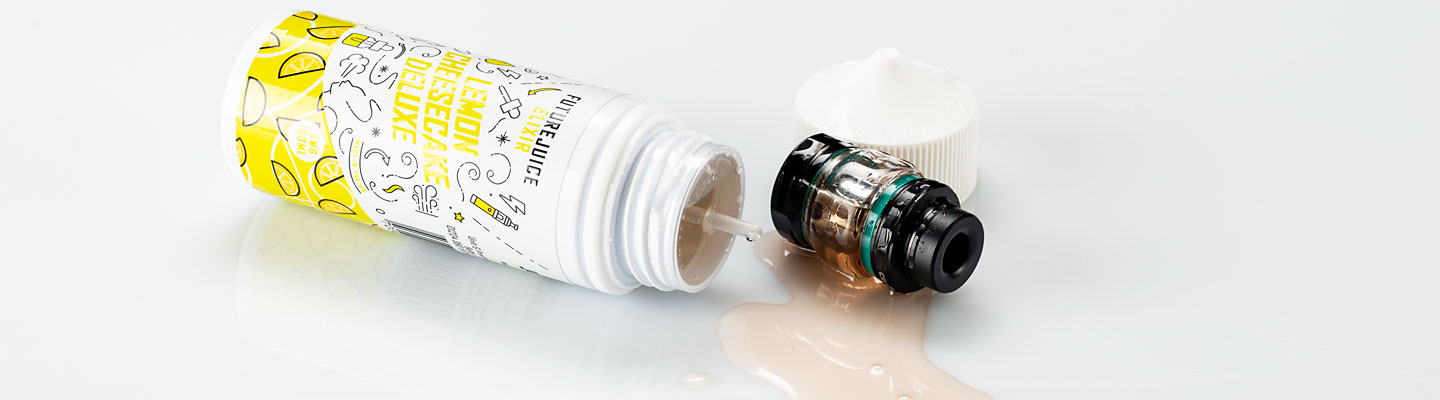  Ausgelaufenes Liquid neben Verdampfer und E-Liquid-Flasche – typisches Siffen beim Dampfen