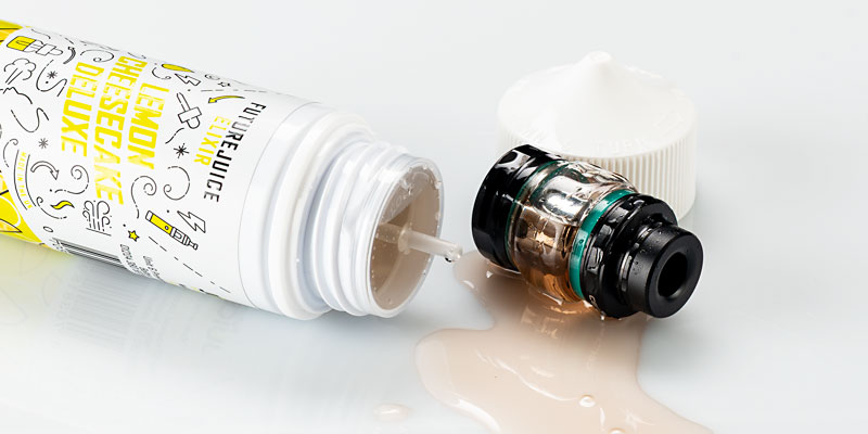  Ausgelaufenes Liquid neben Verdampfer und E-Liquid-Flasche – typisches Siffen beim Dampfen