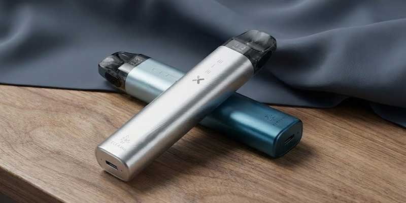 Eine Nahaufnahme von verschiedenen Vaping-Ger&auml;ten und Zubeh&ouml;rteilen auf einem gelben Hintergrund