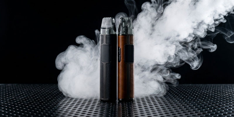 Eine Nahaufnahme von verschiedenen Vaping-Ger&auml;ten und Zubeh&ouml;rteilen auf einem gelben Hintergrund
