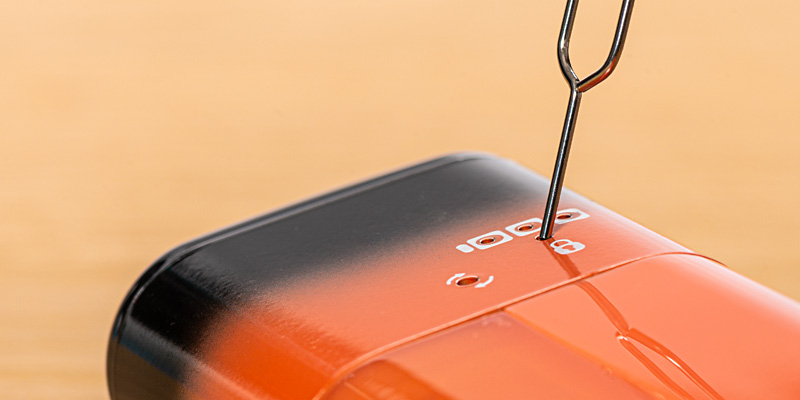 Häufig gestellte Fragen zu Qualicann: Bild mit CBD-Blüten, geöffneter Packung Qualicann-Blüten, Filter, Grinder, Zigaretten-Papier und Tellerchen 