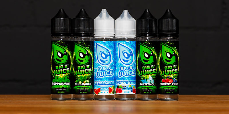 Je zwei grüne Big B Juice Liquids, die links und rechts von zwei hellblauen Big B Juice Liquids der Ice-Linie stehen
