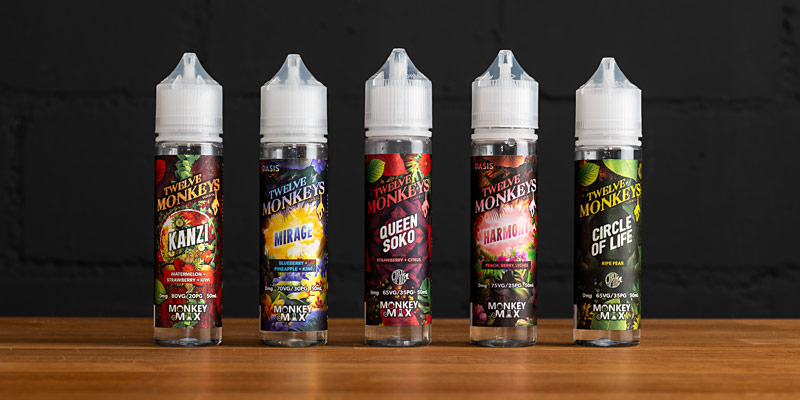 Fünf Shortfill-Liquids von Twelve Monkey auf Holzplatte