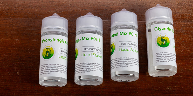 Person f&uuml;llt eine E-Liquid Flasche nach