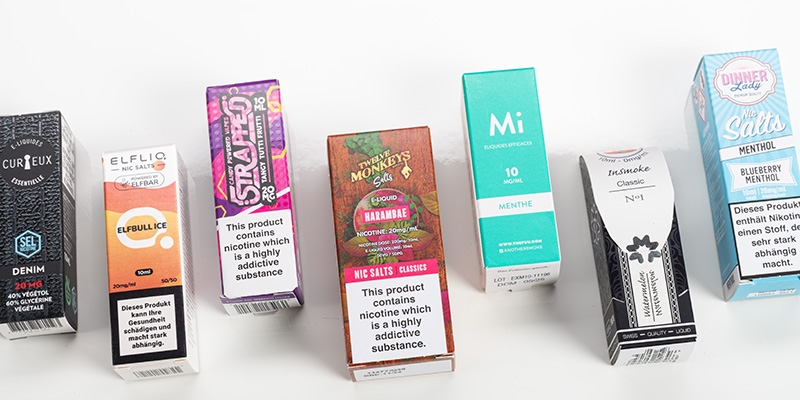 Sortierte Schachteln mit Nikotinsalz E-Liquids