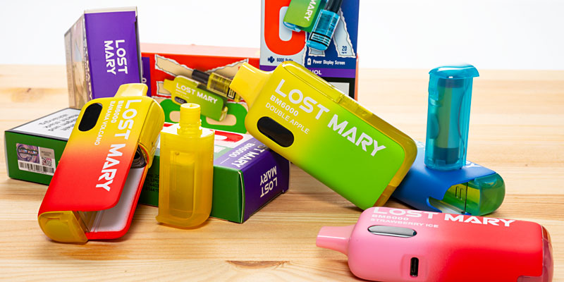Lost Mary BM6000 in verschiedenen Geschmacksrichtungen, aufgeh&auml;uft auf einem Holztisch