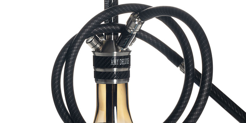 Close-Up der Amy Deluxe Carbonica: Base mit Schlauchanschlüssen