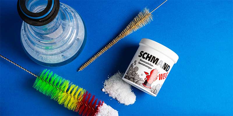 Shisha-Zubehör, einschliesslich Reinigungsbürsten und einem Reinigungsmittel namens Schmand Weg.