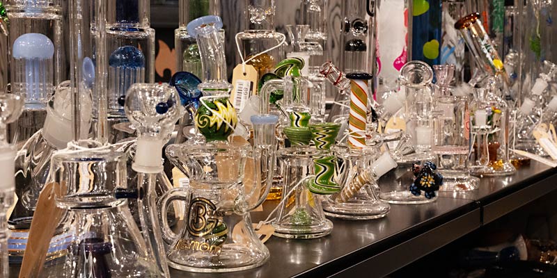 Auswahl an Glasbongs und Pfeifen im Smokee Headshop Zürich