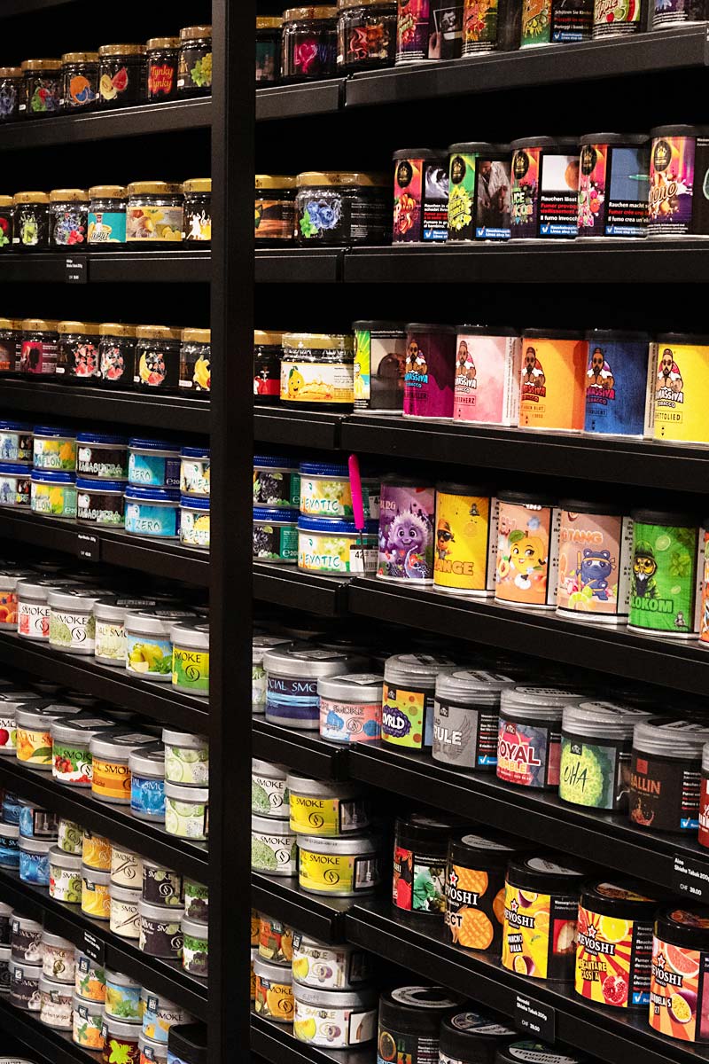 Regal mit Shisha-Tabak in verschiedenen Sorten und Marken im Smokee Shop Zürich