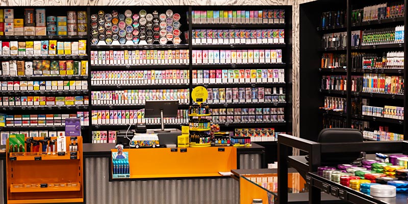 Innenansicht des Smokee Shops Zürich an der Traugottstrasse mit grosser Auswahl an Tabak, Vapes und Zubehör