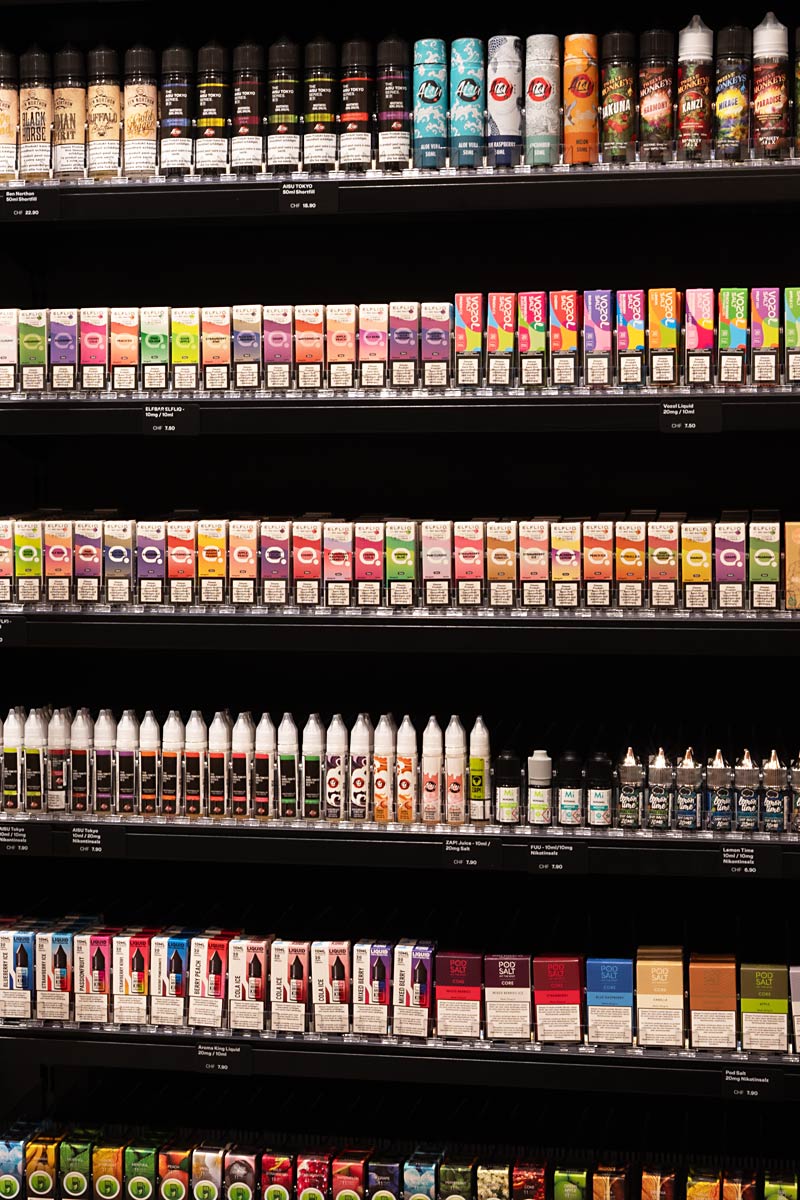 Regal mit grosser Auswahl an Vape-Liquids und E-Liquids im Smokee Vape Shop Zürich