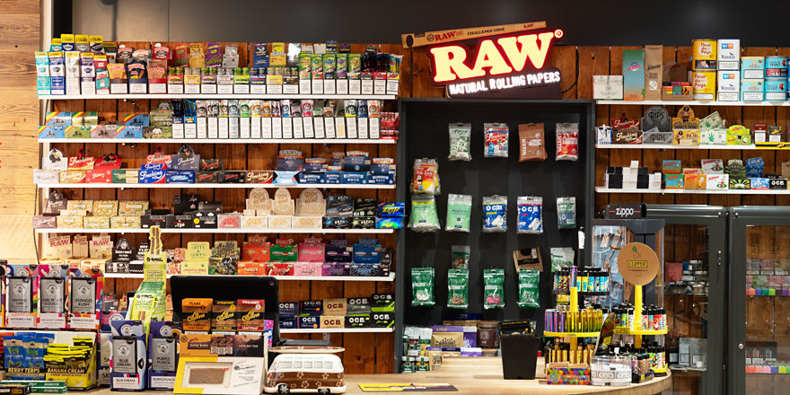 Headshop-Wand mit Glasbongs und Vitrinen im Smokee Luzern