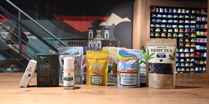 CBD-Produkte, Hanftee und Snacks im Smokee Luzern vor Luzerner Altstadtkulisse