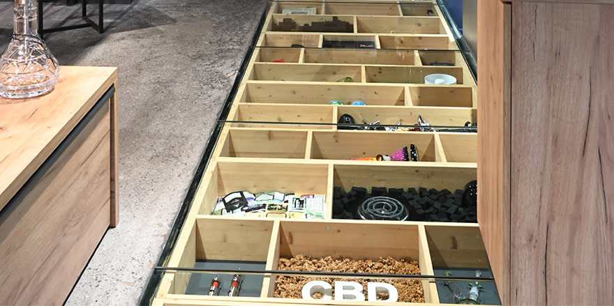 Glasboden mit historischen Produkten in der Smokee-Filiale Luzern