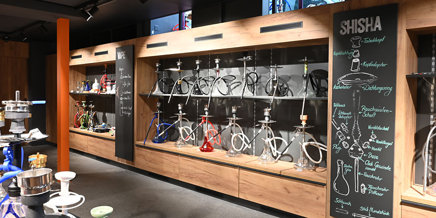 Headshop-Wand mit Glasbongs und Vitrinen im Smokee Luzern