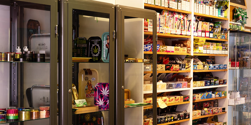 Headshop-Regale bei Smokee Olten mit Papers, Filtern und Rauchzubehör
