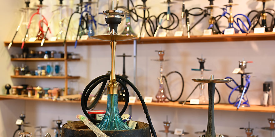 Verschiedene Shishas in einer Wandvitrine im Smokee Store Olten