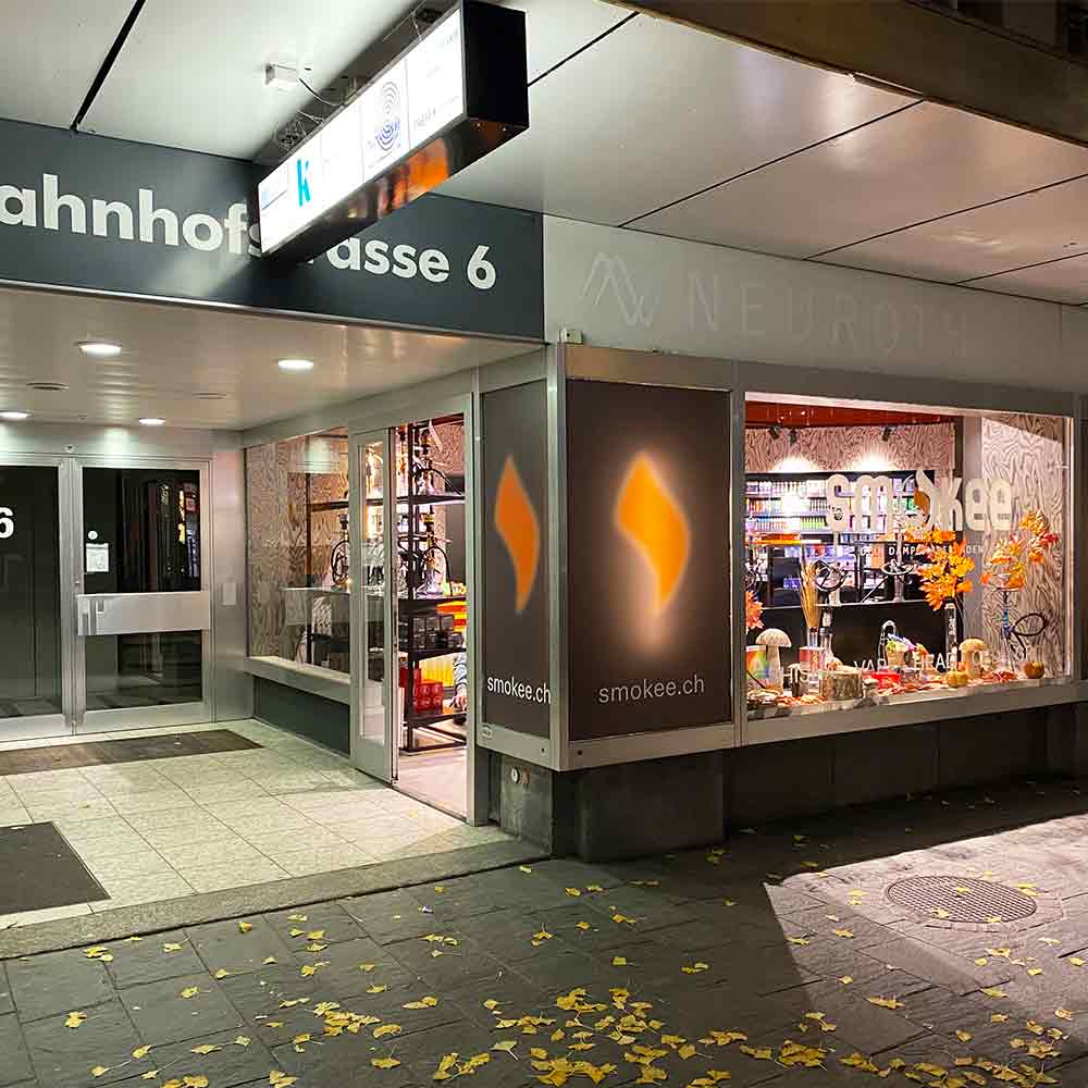Herbstliche Aussenansicht der Smokee-Filiale in Thun.