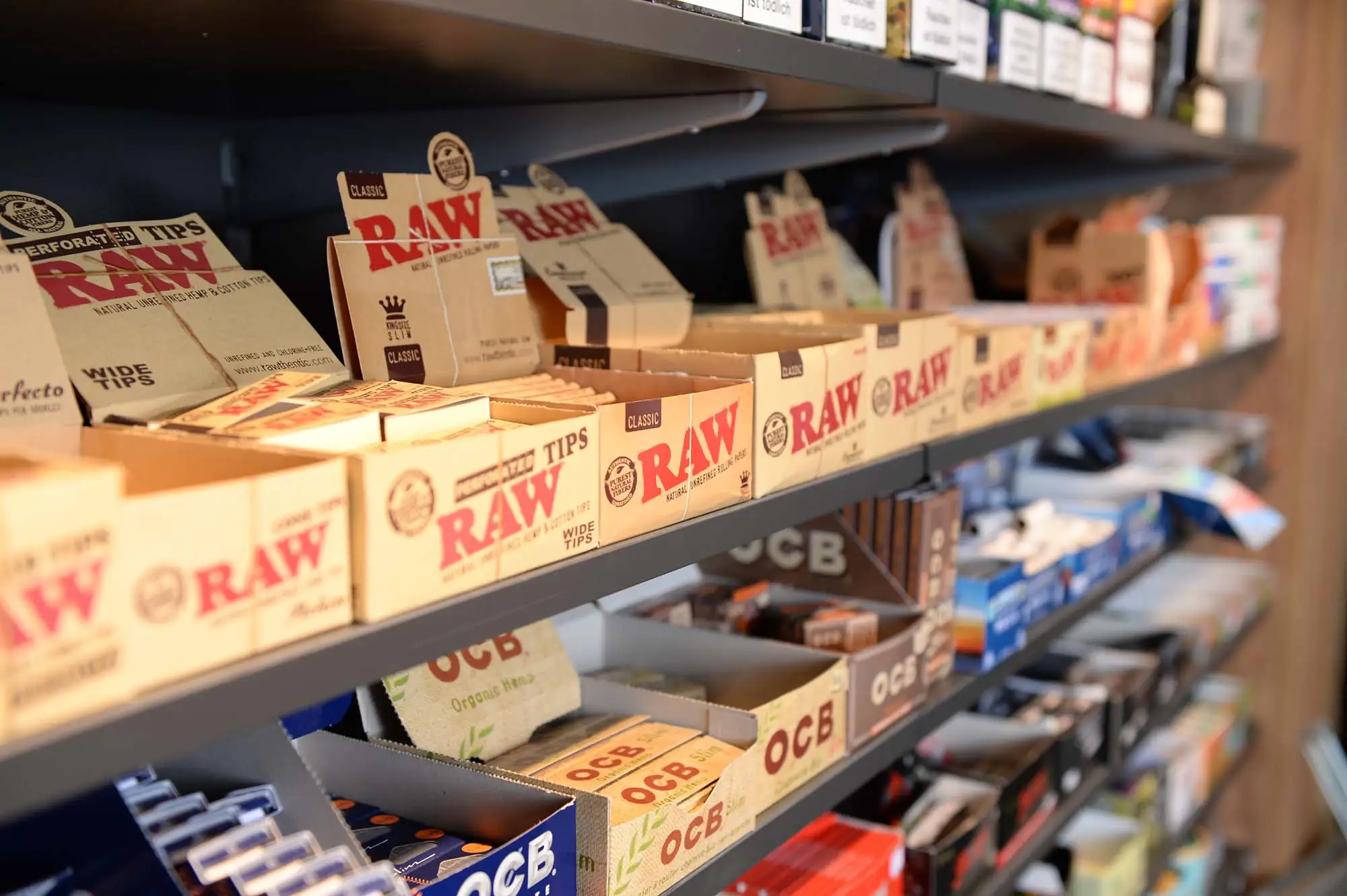 Verschiedene Papes-Marken im Regal – RAW, OCB und weitere Zigarettenpapiere im Vergleich