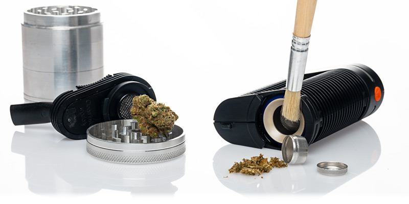 Vaporizer wird mit Kräutermischung befüllt – Grinder, Kräuter und Pinsel im Einsatz zur Vorbereitung.