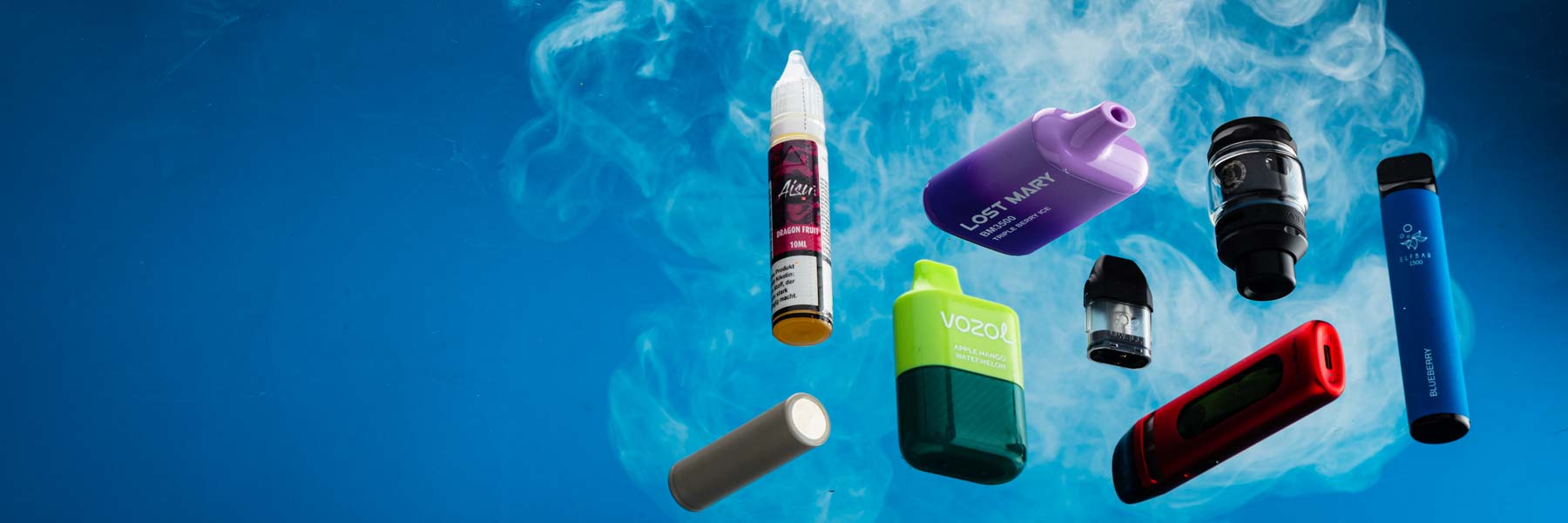 Verschiedene Vapes, Liquids und Batterien verstreut auf blauem Hintergrund.